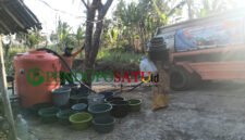 Tim BPBD Kabupaten Malang saat pendistribusian air bersih ke warga (Foto: Seno pendoposatu.id)