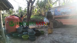 Tim BPBD Kabupaten Malang saat pendistribusian air bersih ke warga (Foto: Seno pendoposatu.id)