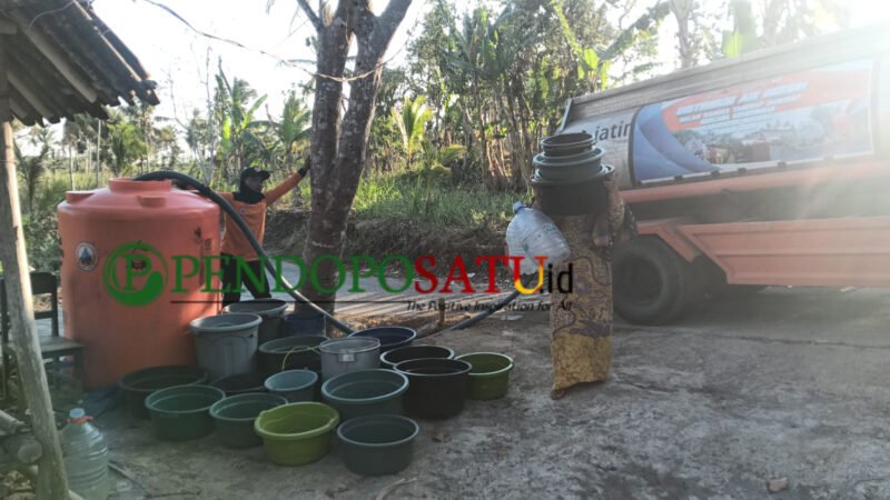Tim BPBD Kabupaten Malang saat pendistribusian air bersih ke warga (Foto: Seno pendoposatu.id)