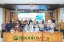 Kepala Bakorwil Malang, Asep Kusdinar saat foto bersama Dinkop UKM Jawa Timur di acara Workshop Peningkatan Kualitas Produk Communal Branding (Foto: bgs pendoposatu.id)