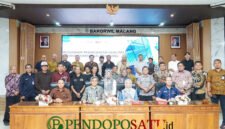 Kepala Bakorwil Malang, Asep Kusdinar saat foto bersama Dinkop UKM Jawa Timur di acara Workshop Peningkatan Kualitas Produk Communal Branding (Foto: bgs pendoposatu.id)