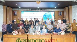 Kepala Bakorwil Malang, Asep Kusdinar saat foto bersama Dinkop UKM Jawa Timur di acara Workshop Peningkatan Kualitas Produk Communal Branding (Foto: bgs pendoposatu.id)