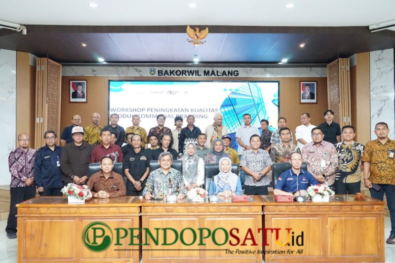 Kepala Bakorwil Malang, Asep Kusdinar saat foto bersama Dinkop UKM Jawa Timur di acara Workshop Peningkatan Kualitas Produk Communal Branding (Foto: bgs pendoposatu.id)