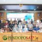 Kepala Bakorwil Malang, Asep Kusdinar saat foto bersama Dinkop UKM Jawa Timur di acara Workshop Peningkatan Kualitas Produk Communal Branding (Foto: bgs pendoposatu.id)