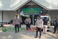 Anggota Polsek Muncar terlihat berjaga pada acar Kejuaraan Wilayah (Kejurwil) X Pagar Nusa Provinsi Jatim (Foto: Boby pendoposatu.id)