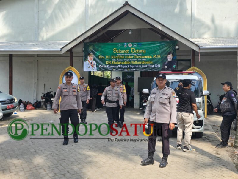 Anggota Polsek Muncar terlihat berjaga pada acar Kejuaraan Wilayah (Kejurwil) X Pagar Nusa Provinsi Jatim (Foto: Boby pendoposatu.id)