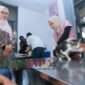 Bupati Banyuwangi, Ipuk Fiestiandani saat meninjau pemeriksaan hewan program vaksinasi rabies gratis di RSH Banyuwangi (Foto: Boby pendoposatu.id)