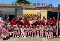 Foto bersama Dinas Pertanian dan Pangan Banyuwangi dengan para tenaga kesehatan dan mahasiswa (Foto: Boby pendoposatu.id)