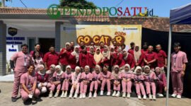 Foto bersama Dinas Pertanian dan Pangan Banyuwangi dengan para tenaga kesehatan dan mahasiswa (Foto: Boby pendoposatu.id)