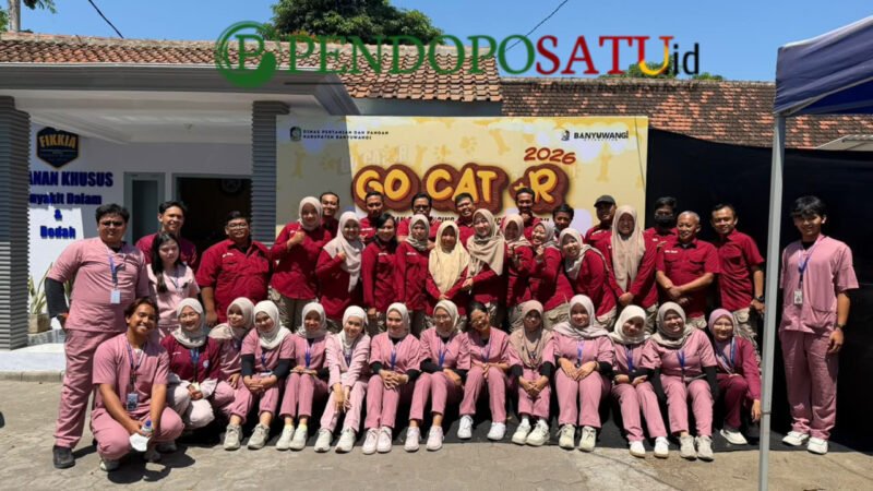 Foto bersama Dinas Pertanian dan Pangan Banyuwangi dengan para tenaga kesehatan dan mahasiswa (Foto: Boby pendoposatu.id)