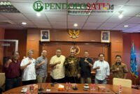 Ketua Umum PWI, Akhmad Munir di dampingi Ketua Umum JMSI, Teguh Santosa dalam pertemuan di kantor PWI, Gedung Dewan Pers (Foto: bgs pendoposatu.id)