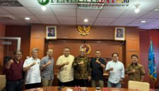 Ketua Umum PWI, Akhmad Munir di dampingi Ketua Umum JMSI, Teguh Santosa dalam pertemuan di kantor PWI, Gedung Dewan Pers (Foto: bgs pendoposatu.id)