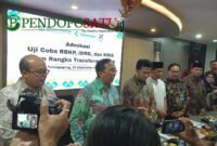 Direktur Jenderal Kesehatan Lanjutan Kemenkes, dr. Azhar Jaya di dampingi Wagub Jatim, Emil Elistianto Dardak dan plt. Bupati Tulungagung, Ahmad Baharudin beserta BPJS Kesehatan (Foto: Hanik pendoposatu.id)