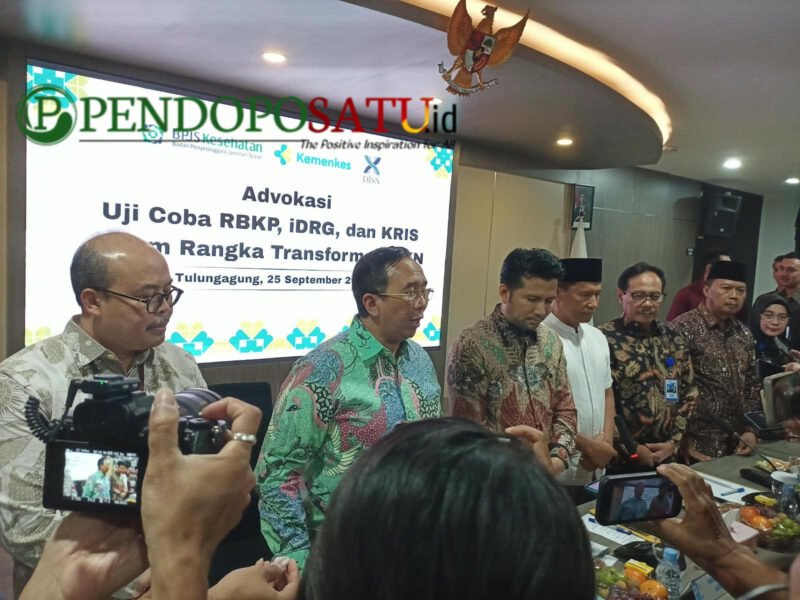Direktur Jenderal Kesehatan Lanjutan Kemenkes, dr. Azhar Jaya di dampingi Wagub Jatim, Emil Elistianto Dardak dan plt. Bupati Tulungagung, Ahmad Baharudin beserta BPJS Kesehatan (Foto: Hanik pendoposatu.id)