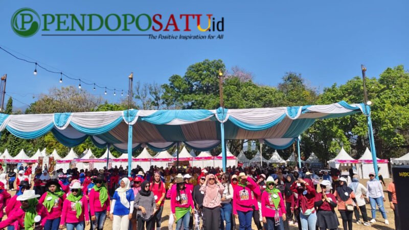 Ketua KORMI kabupaten Pasuruan, drg. Merita Rusdi Sutejo saat memimpin senam di taman Candra Wilwatikta (Foto: Abdullah pendoposatu.id)