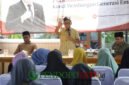 Prasetyo Marhen, S.H tenaga ahli aspirasi pendopo dari anggota DPR RI, Dr.Ahmad Basarah, S.H, M.H saat memberikan sambutan didampingi tokoh masyarakat dan agama (Foto: bgs pendoposatu.id)