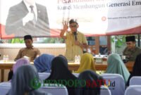 Prasetyo Marhen, S.H tenaga ahli aspirasi pendopo dari anggota DPR RI, Dr.Ahmad Basarah, S.H, M.H saat memberikan sambutan didampingi tokoh masyarakat dan agama (Foto: bgs pendoposatu.id)