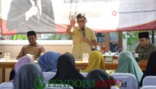 Prasetyo Marhen, S.H tenaga ahli aspirasi pendopo dari anggota DPR RI, Dr.Ahmad Basarah, S.H, M.H saat memberikan sambutan didampingi tokoh masyarakat dan agama (Foto: bgs pendoposatu.id)