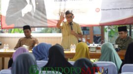 Prasetyo Marhen, S.H tenaga ahli aspirasi pendopo dari anggota DPR RI, Dr.Ahmad Basarah, S.H, M.H saat memberikan sambutan didampingi tokoh masyarakat dan agama (Foto: bgs pendoposatu.id)