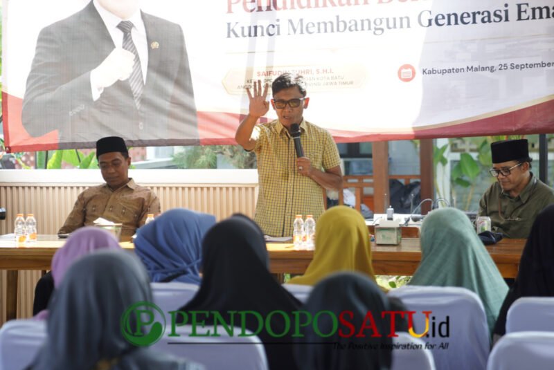 Prasetyo Marhen, S.H tenaga ahli aspirasi pendopo dari anggota DPR RI, Dr.Ahmad Basarah, S.H, M.H saat memberikan sambutan didampingi tokoh masyarakat dan agama (Foto: bgs pendoposatu.id)