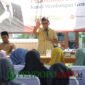 Prasetyo Marhen, S.H tenaga ahli aspirasi pendopo dari anggota DPR RI, Dr.Ahmad Basarah, S.H, M.H saat memberikan sambutan didampingi tokoh masyarakat dan agama (Foto: bgs pendoposatu.id)
