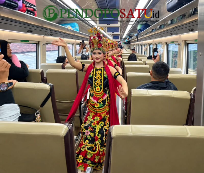 7 Penari Gandrung Gandrung On Train PT.KAI Daop 9 Jember (Foto: Boby pendoposatu.id)