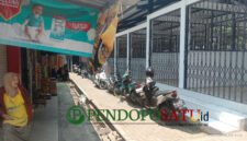 Pedagang pasar Karangploso, Siti Aminah (61) tahun saat dikonfirmasi dilokasi pasar yang mangkrak (Foto: bgs pendoposatu.id)