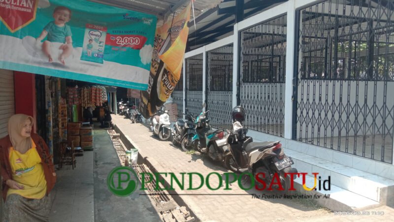 Pedagang pasar Karangploso, Siti Aminah (61) tahun saat dikonfirmasi dilokasi pasar yang mangkrak (Foto: bgs pendoposatu.id)