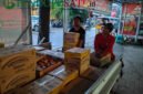 Pendistribusian Sembako ke rumah tokoh masyarakat Abdul Qodir alias Adeng (Foto: bgs pendoposatu.id)