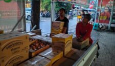 Pendistribusian Sembako ke rumah tokoh masyarakat Abdul Qodir alias Adeng (Foto: bgs pendoposatu.id)