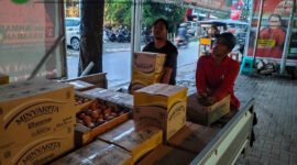 Pendistribusian Sembako ke rumah tokoh masyarakat Abdul Qodir alias Adeng (Foto: bgs pendoposatu.id)