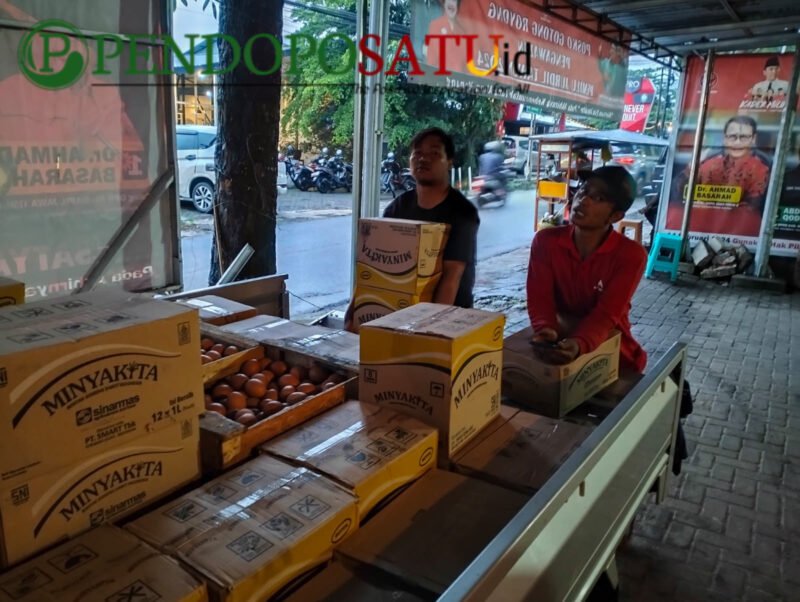 Pendistribusian Sembako ke rumah tokoh masyarakat Abdul Qodir alias Adeng (Foto: bgs pendoposatu.id)