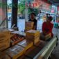 Pendistribusian Sembako ke rumah tokoh masyarakat Abdul Qodir alias Adeng (Foto: bgs pendoposatu.id)
