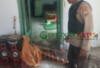 Polisi saat Evakuasi Lokasi Rumah Warga pelemparan Bondet (Foto: Abdullah pendoposatu.id)