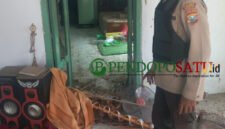 Polisi saat Evakuasi Lokasi Rumah Warga pelemparan Bondet (Foto: Abdullah pendoposatu.id)