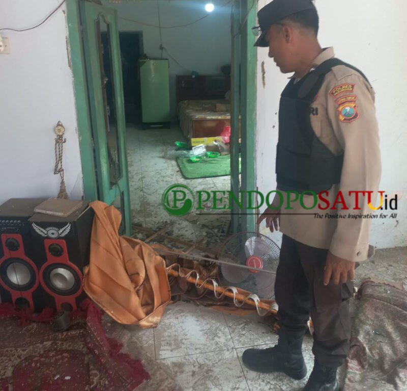 Polisi saat Evakuasi Lokasi Rumah Warga pelemparan Bondet (Foto: Abdullah pendoposatu.id)