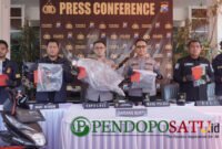 Kasat Reskrim, Rizky Akbar Kurniadi saat tunjukkan BB di pres rilis Mapolres Pasuruan (Foto: Abdullah pendoposatu.id)