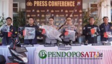 Kasat Reskrim, Rizky Akbar Kurniadi saat tunjukkan BB di pres rilis Mapolres Pasuruan (Foto: Abdullah pendoposatu.id)