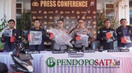 Kasat Reskrim, Rizky Akbar Kurniadi saat tunjukkan BB di pres rilis Mapolres Pasuruan (Foto: Abdullah pendoposatu.id)