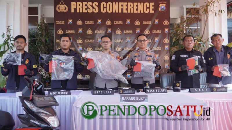 Kasat Reskrim, Rizky Akbar Kurniadi saat tunjukkan BB di pres rilis Mapolres Pasuruan (Foto: Abdullah pendoposatu.id)