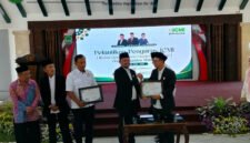 Ketua ICMI Orwil Jatim, Pitono Nugroho foto bersama Ketua ICMI Orda Malang terpilih, Makhrus Sholeh (Foto: bgs pendoposatu.id)