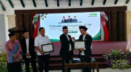 Ketua ICMI Orwil Jatim, Pitono Nugroho foto bersama Ketua ICMI Orda Malang terpilih, Makhrus Sholeh (Foto: bgs pendoposatu.id)