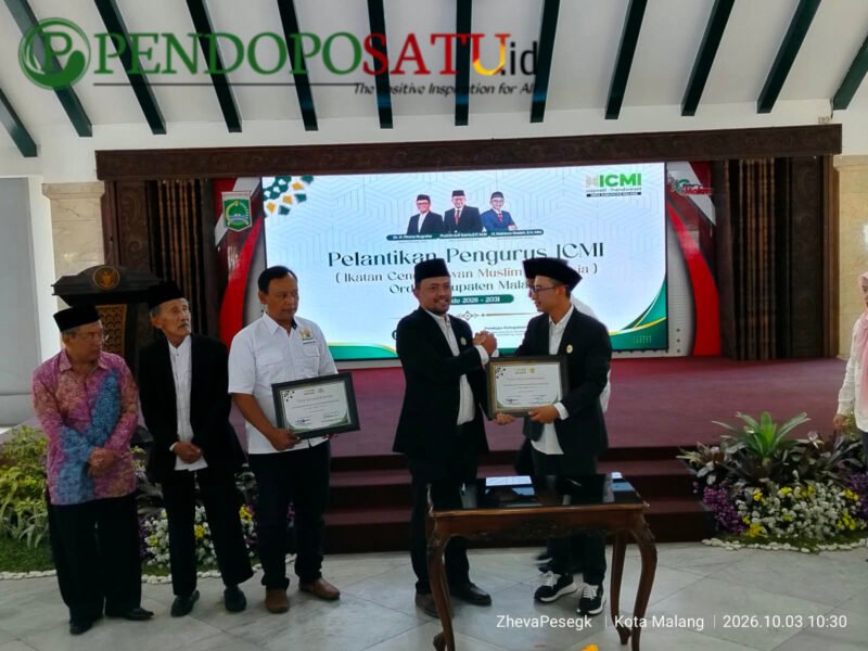 Ketua ICMI Orwil Jatim, Pitono Nugroho foto bersama Ketua ICMI Orda Malang terpilih, Makhrus Sholeh (Foto: bgs pendoposatu.id)