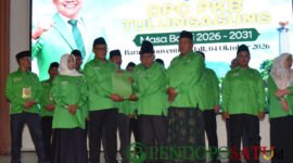 Penerimaan SK pengukuhan kepengurusan DPC PKB Tulungagung 2026-2031 (Foto: Hanik pendoposatu.id)