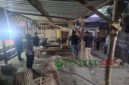 Proses pembongkaran arena judi sabung ayam dan dadu yang dilakukan oleh polres Tulungagung dibantu dari unsur Muspika, TNI, dan pemdes setempat (Foto: Hanik pendoposatu.id)