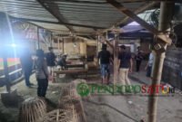 Proses pembongkaran arena judi sabung ayam dan dadu yang dilakukan oleh polres Tulungagung dibantu dari unsur Muspika, TNI, dan pemdes setempat (Foto: Hanik pendoposatu.id)