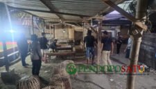 Proses pembongkaran arena judi sabung ayam dan dadu yang dilakukan oleh polres Tulungagung dibantu dari unsur Muspika, TNI, dan pemdes setempat (Foto: Hanik pendoposatu.id)