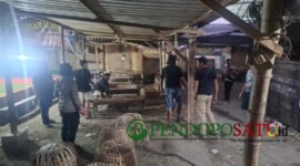 Proses pembongkaran arena judi sabung ayam dan dadu yang dilakukan oleh polres Tulungagung dibantu dari unsur Muspika, TNI, dan pemdes setempat (Foto: Hanik pendoposatu.id)