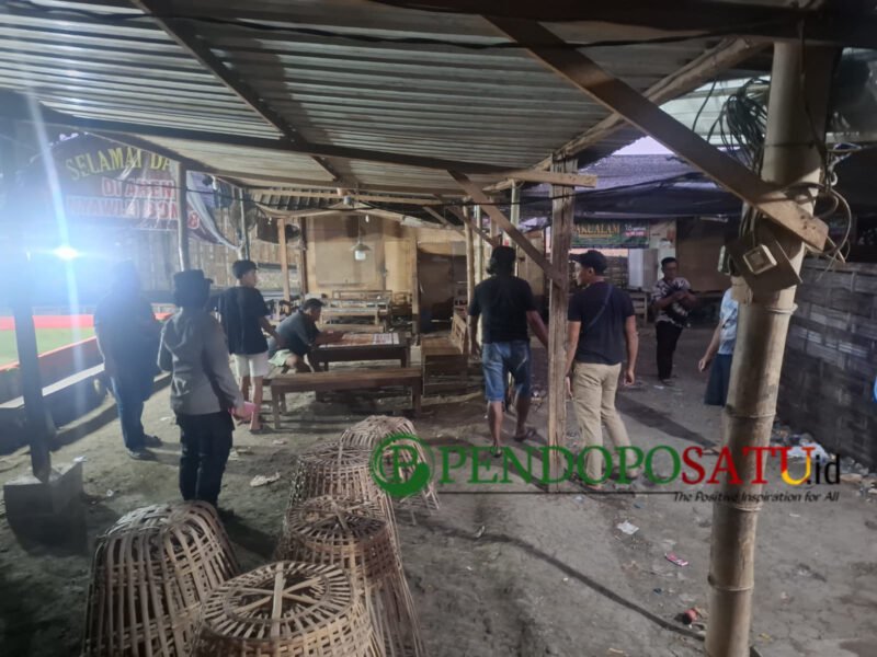 Proses pembongkaran arena judi sabung ayam dan dadu yang dilakukan oleh polres Tulungagung dibantu dari unsur Muspika, TNI, dan pemdes setempat (Foto: Hanik pendoposatu.id)