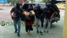Salah satu terorisme jaringan Daulah Islamiyah yang diamankan oleh Densus 88 Mabes Polri (Foto: Agus S pendoposatu.id)